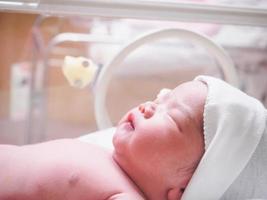 neonato bambino dentro incubatrice nel ospedale inviare consegna camera foto