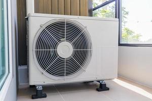 aria condizionata unità esterna compressore installazione all'esterno della casa foto