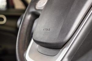 sicurezza airbag cartello su auto timone ruota foto