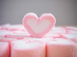marshmallow a forma di cuore rosa per lo sfondo di San Valentino foto