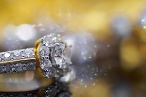 lusso oro gioielleria diamante anelli con riflessione su nero sfondo foto