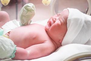 nuovo Nato bambino infantile dormire nel il incubatrice a ospedale foto