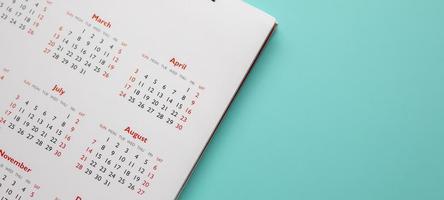 calendario pagina su blu sfondo attività commerciale pianificazione appuntamento incontro concetto foto