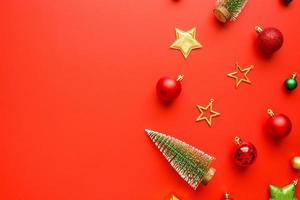 Natale nuovo anno vacanza sfondo pino albero palla fronzolo su rosso sfondo foto