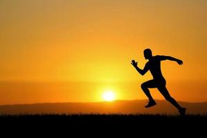 persone jogging nel il prato nel il sera foto