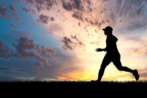 persone jogging nel il prato nel il sera foto