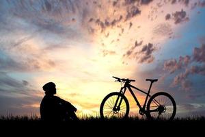 sagome di Bici e ciclisti viaggio concetto e esercizio di bicicletta foto