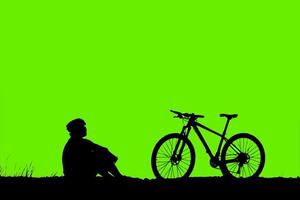 silhouette di un' persona equitazione un' bicicletta foto