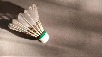 un' badminton volano su un' vuoto sfondo foto