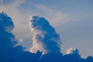 tempesta nuvole edificio su per cumulo di rifiuti pioggia foto