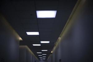 illuminazione infissi su soffitto. dettagli di interno nel costruzione. soffitto dentro camera. foto