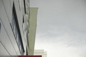 edificio nel città. architettura particolari. molte di finestre nel Casa. foto