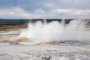 Fumo emitting a partire dal clessidra scaldabagno a Yellowstone nazionale parco foto