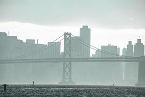 famoso baia ponte e città orizzonte con cielo nel sfondo a lungomare foto