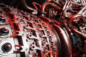 gas turbina motore, collocato con interno strutturale elementi, tubi flessibili, cilindri e alloggiamenti foto