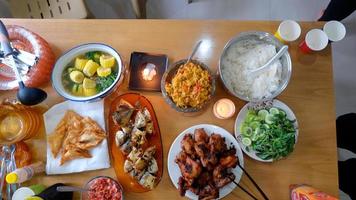 un' impostato di casa fatto indonesiano cibo su il tavolo Visualizza a partire dal superiore foto