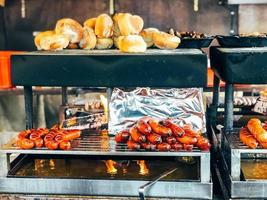 bratwurst salsicce e pane su griglia foto