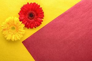 un' rosso e giallo sfondo con documenti e fiori foto