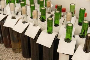un' avvicinamento di bottiglie di vino. concetto di vinificazione, qualità controllo foto