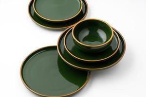 un' impostato di verde ceramica piatti e ciotola su un' bianca sfondo