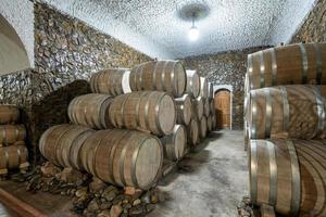 il di legno vino botti nel un' vino fabbrica foto