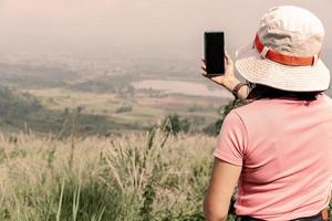 turisti che scattano foto di paesaggi naturali