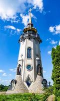 chiesa cristiana croce nell'alta torre del campanile per la preghiera foto