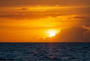 paesaggio punto di vista panorama estate mare vento onda fresco feria calma costiero tramonto cielo accendere arancia d'oro sera giorno guarda calma carattere tropicale bello mare acqua viaggiare bangsaen spiaggia thailandia foto