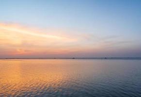 paesaggio punto di vista panorama estate mare vento onda fresco feria calma costiero tramonto cielo accendere arancia d'oro sera giorno guarda calma carattere tropicale bello mare acqua viaggiare bangsaen spiaggia thailandia foto