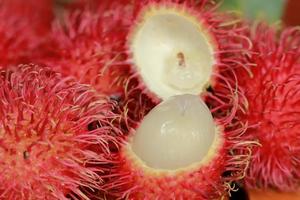 rambutan frutta con delizioso nucleo su di legno tavolo foto