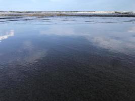 Questo è un' di fronte al mare foto quello è su di messa a fuoco o anche sfocato quale è adatto come un' sfondo