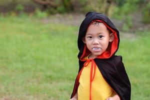 contento ragazzo nel Halloween costumi. Halloween vacanza concetto foto