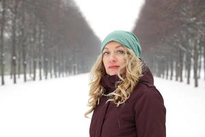 donna nel neve coperto vicolo foto