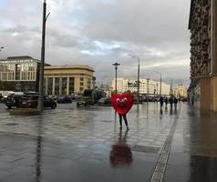 Mosca, Russia, ottobre 12, 2017. un' uomo nel un' cuore completo da uomo passeggiate attraverso il città. foto