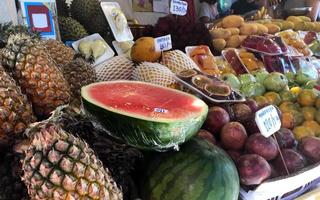 Tailandia, Phuket, cibo mercato. Visualizza di il contatore con esotico frutta. foto