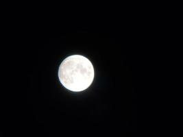 notte pieno Luna nel il villaggio foto