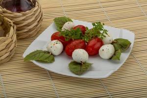 caprese insalata su legna foto