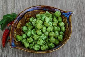 wasabi piselli su legna foto