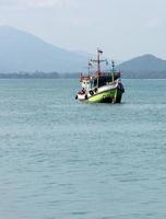 pesca barca nel mare Tailandia foto