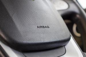 sicurezza airbag cartello su auto timone ruota foto