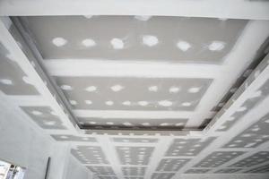 installazione di cartongesso a soffitto in cantiere foto