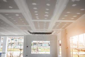 interno della stanza vuota con soffitto in cartongesso in cantiere foto