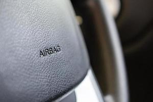 sicurezza airbag cartello su auto timone ruota foto