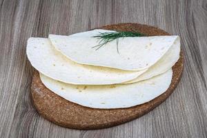 tortillas su di legno tavola e di legno sfondo foto