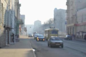 sfocato paesaggio di autostrada con macchine e tram nel nebbioso mattina foto