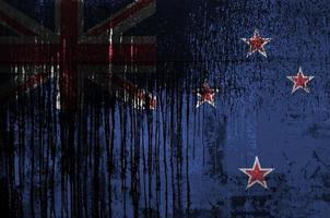 nuovo Zelanda bandiera raffigurato nel dipingere colori su vecchio e sporco olio barile parete avvicinamento. strutturato bandiera su ruvido sfondo foto