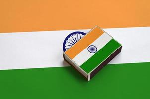 India bandiera è nella foto su un' scatola di fiammiferi quello bugie su un' grande bandiera