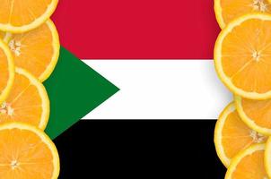 Sudan bandiera nel agrume frutta fette verticale telaio foto