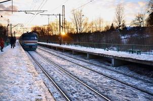 sera inverno paesaggio con il ferrovia stazione foto