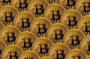 modello di molti bitcoin dorati. concetto di mining di criptovaluta foto